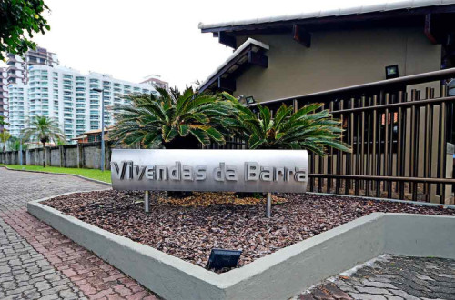 Entrada do condomínio onde moram o presidente Jair Bolsonaro e também Ronnie Lessa, acusado de assassinar Marielle Franco.