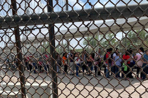 Migrantes na fronteira entre México e EUA