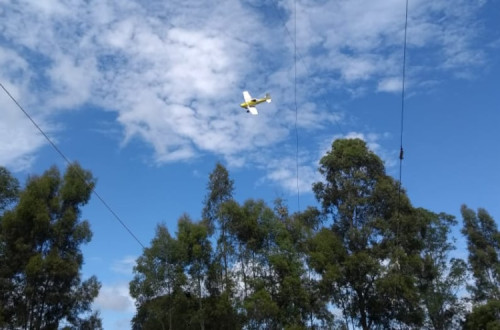 Rancharia, São Paulo, avião da Usina Atena sobrevoa a área. Foto de um Arquivo Pessoal publicada pelo Repórter Brasil.