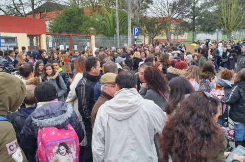 Protesto contra amianto encerra escola no Seixal