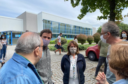 Catarina Martins e José Soeiro à saída de uma visita ao Centro de Apoio à Terceira Idade em Matosinhos.