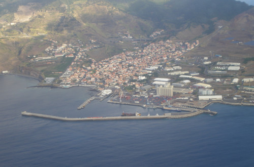 Caniçal (Madeira) e zona franca da Madeira à direita – Foto de Froth82/wikipedia