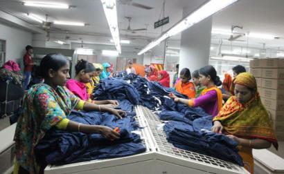 Trabalhadores em fábrica no Bangladeche, 2014. Foto de NYU Stern BHR/Flickr.