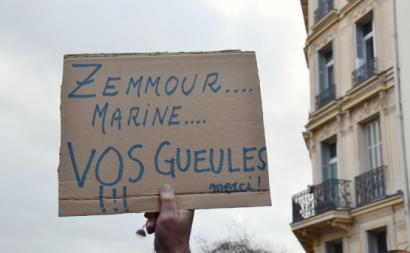 "Zemmour... Marine [Le Pen]... Calem-se". Foto de Jeanne Menjoulet/Flickr.