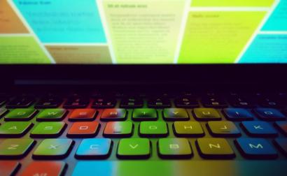 Efeito de luz de um ecrã num teclado de computador. Foto de sagesolar/Flickr.