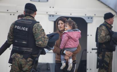 Mulher e criança migrantes, novembro de 2015. Foto de Steve Evans/Flickr.
