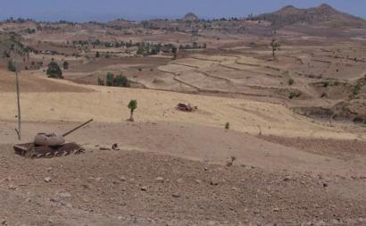 Tanque destruído no Tigray. Foto de gordontour/Flickr.