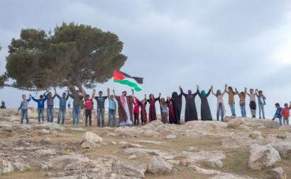 Comunidade beduína de Pope Mountain em resistência ao avanço dos bulldozers israelitas em 2017.