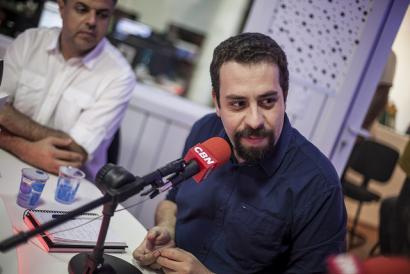 Guilherme Boulos em entrevista à rádio CBN durante a campanha. Foto de Mídia Ninja