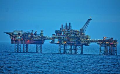 Plataforma de extração de petróleo. Foto de chumlee10/Flickr.