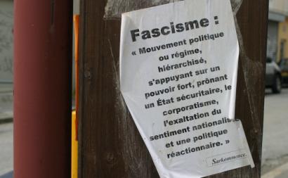 Cartaz com uma definição de fascismo. Foto de Le Bourg Heïdi/Flickr.