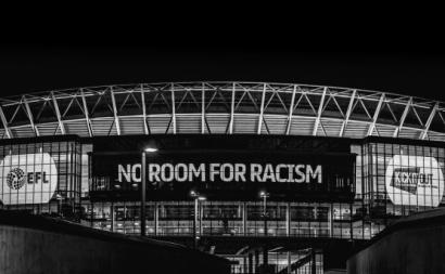 "Não há espaço para o racismo" no futebol. Faixa de uma campanha do Kick it Out.