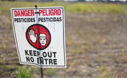 Sinal de Perigo de Pesticidas. Foto de Austin Valley/Flickr.