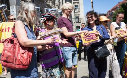 Ativistas pelo referendo na entrega das assinaturas no município de Berlim, 14 de junho. Foto DWE/Facebook.