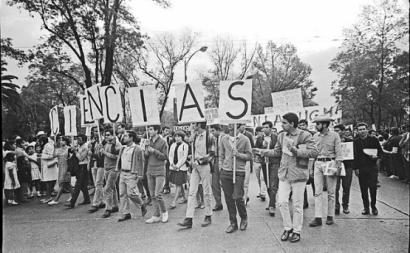 Manifestação de estudantes na Cidade do México, em agosto de 1968 - foto de Marcel·lí Perelló/wikipedia