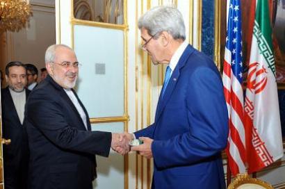 O ministro dos Negócios Estrangeiros do Irão, Mohammad Javad Zarif, cumprimenta o Secretário de Estado dos EUA, John Kerry. Foto do DEpartamento de Estado, domínio público