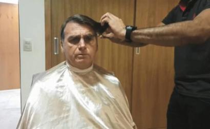 Bolsonaro corta o cabelo, transmissão direta pelo facebook