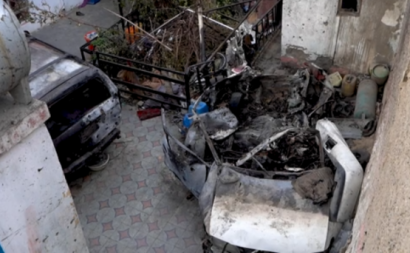 Imagem do carro de Zemari Ahmadi destruído no pátio da sua casa.