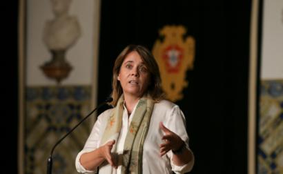Catarina Martins fala à comunicação social à saída da reunião com o Presidente da República, 15 de outubro de 2021 – Foto de Manuel de Almeida/Lusa