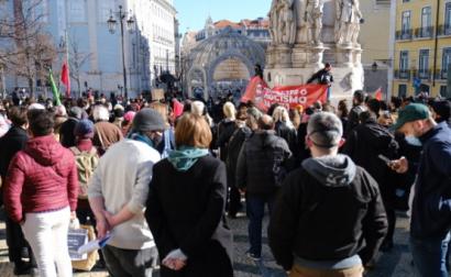 Centenas de pessoas participaram na concentração antifascista realizada este domingo no Largo Camões em Lisboa – Foto de Ana Mendes