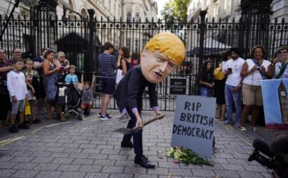 Caricatura de Boris Johson no protesto contra a suspensão do Parlamento britânico.