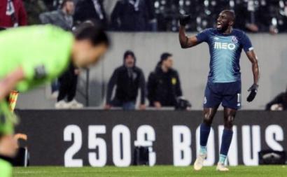 Marega festeja um golo no jogo contra o Vitória de Guimarães no qual foi vítima de cânticos racistas. Foto de LUSA/EPA/MANUEL FERNANDO ARAUJO.