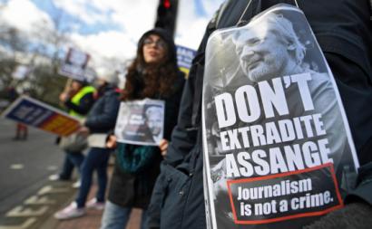 Assange terá sido algemado 11 vezes e despido após julgamento