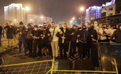 Manifestantes esta madrugada em Minsk, Bielorrússia.