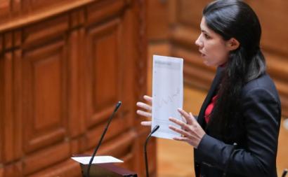 Mariana Mortágua durante o debate orçamental. Foto de Tiago Petinga/Lusa.