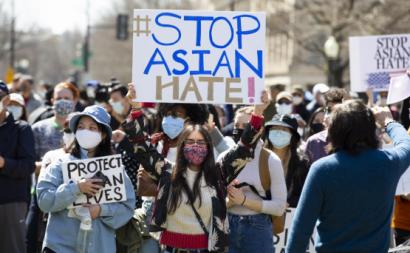 Manifestantes contra o ódio aos asiáticos em Atlanta. Março de 2021. Foto de MICHAEL REYNOLDS/EPA/Lusa.