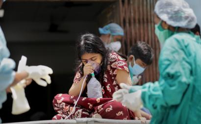 Calcutá, profissionais de saúde recebem uma paciente. Foto de PIYAL ADHIKARY/EPA/Lusa.