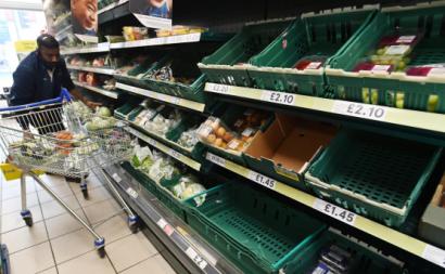 Supermercado britânico com algumas prateleiras vazias. Foto de ANDY RAIN/EPA/Lusa.