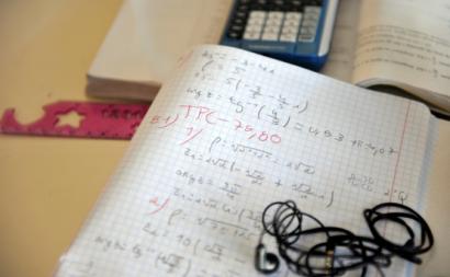 Caderno e calculadora. Foto de Paulete Matos.