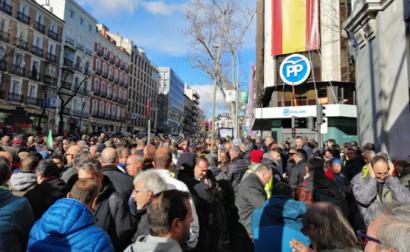 Manifestação de taxistas em frente à sede do PP em Madrid.