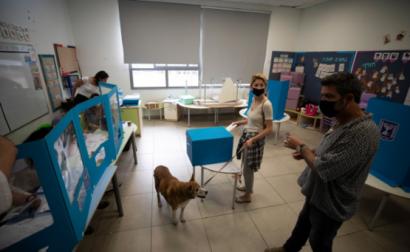 Mesa de voto nas eleições em Israel, 23 de março de 2021 – Foto de Atef Safadi/EPA/Lusa