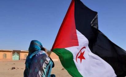 Mulher com bandeira do Sahara Ocidental.