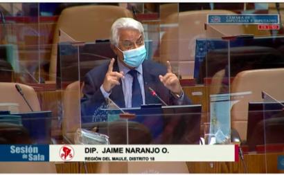 O deputado Jaime Naranjo na sua longa intervenção no debate sobre o processo de destituição de Piñera. Foto do Twitter.