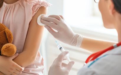 Vacinação de uma criança – Foto de programa nacional de vacinação, sns.gov.pt