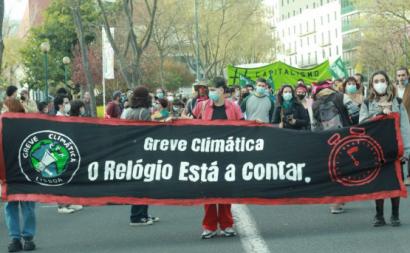 Greve Climática Estudantil - O relógio está a contar, faixa na manifestação de 19 de março de 2021 – foto de greveclimaticaestudantil.pt
