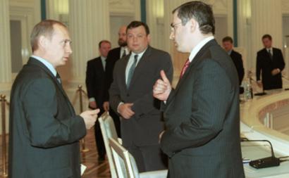 Vladimir Putin, em 2001, com alguns dos oligarcas que sustentam o seu poder. Foto Presidential Press and Information Office/Wikimedia Commons.