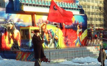 Militante com uma bandeira vermelha em Donetks em 2007. Foto de S8/Flickr.