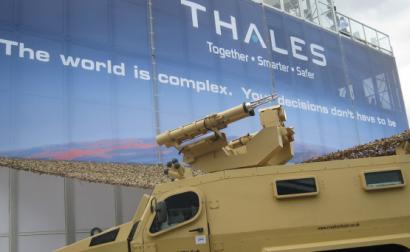 Publicidade da Thales, uma das grandes empresas de armamento europeia. Foto de  Campaign Against Arms Trade/Flickr. 