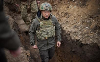 Zelenski em visita às tropas ucranianas no Donbas em abril de 2021. Foto da Presidência da Ucrânia.