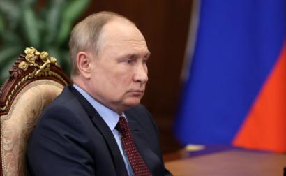 Vladimir Putin no início de março de 2022. Foto Mikhail Klimentyev/EPA/Kremlin Pool/Sputnik