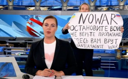 Marina Ovsyannikova mostra um cartaz anti-guerra em direto na televisão russa.