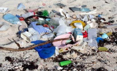Lixo na praia. Foto de John Schneider/Flickr.