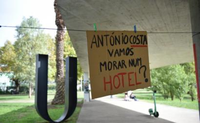 Cartaz com a pergunta: "António Costa, vamos morar num hotel?"