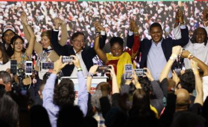 Gustavo Petro e Francia Márquez festejaram a passagem à segunda volta das eleições presidenciais da Colômbia, 29 de maio de 2022 – Foto de Mauricio Duenas Castaneda/ Epa/ Lusa