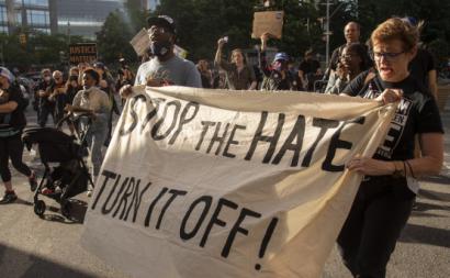 Manifestantes contra o discurso de ódio à porta da Fox News esta quarta-feira. Foto de SARAH YENESEL/EPA/Lusa.