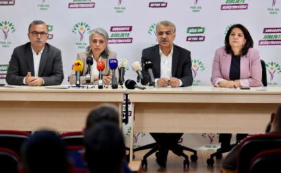Dirigentes da Esquerda Verde e HDP em conferência de imprensa esta segunda-feira.